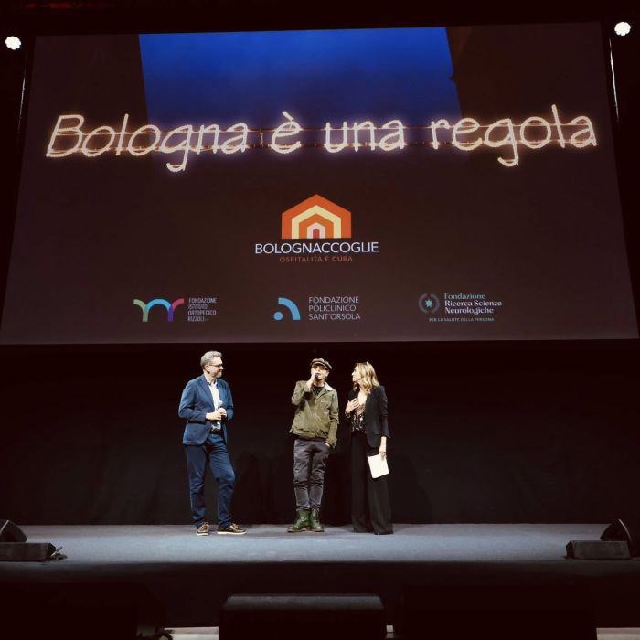BolognAccoglie: il successo dell’asta delle luminarie di “Bologna è una regola”