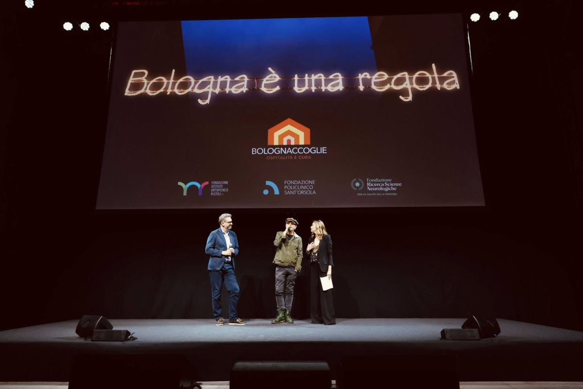 BolognAccoglie: il successo dell’asta delle luminarie di “Bologna è una regola”